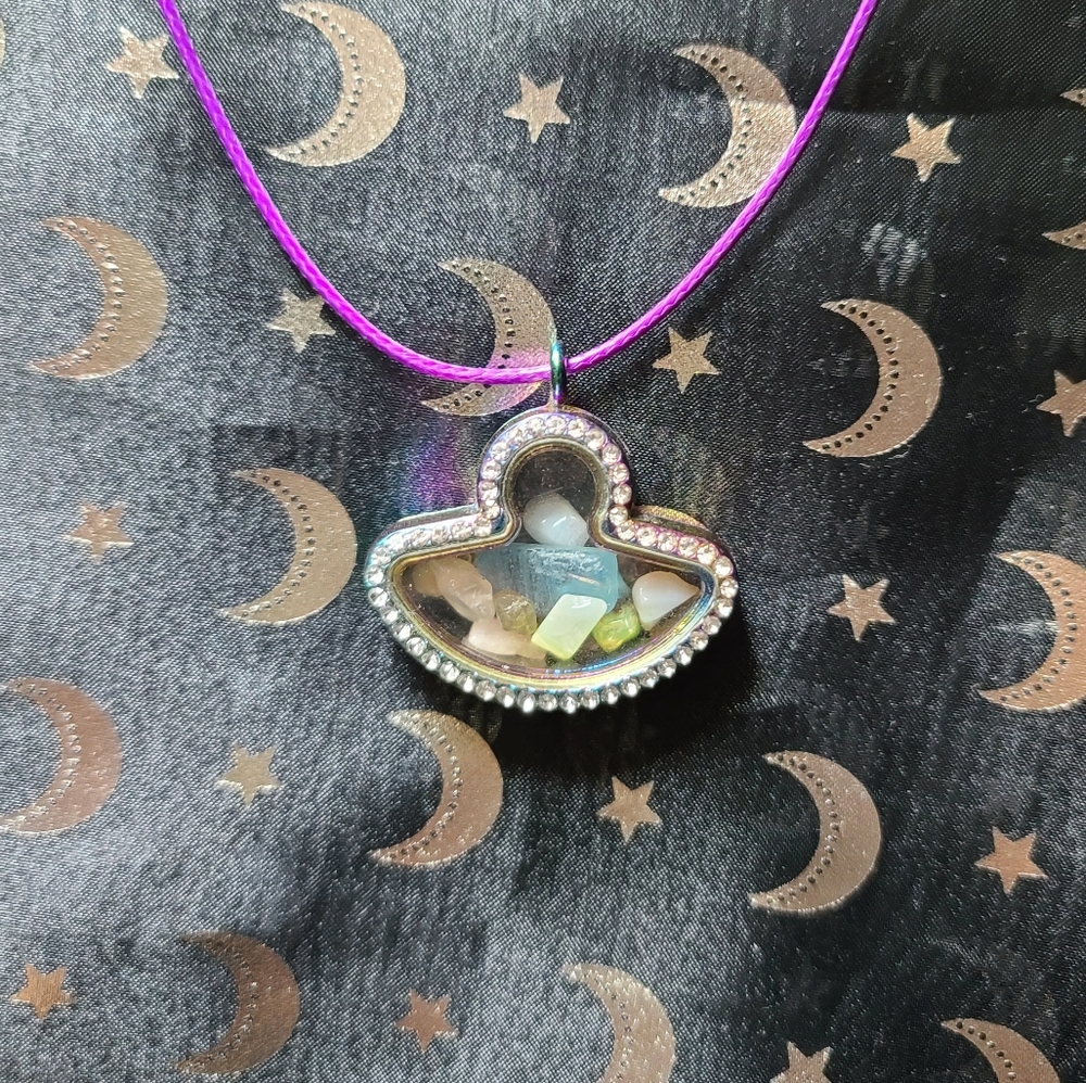 🛸 UFO floating crystal locket 👽